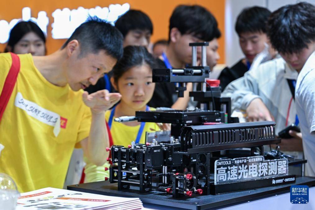在“中国光谷”光博会展望“光联万物”新图景